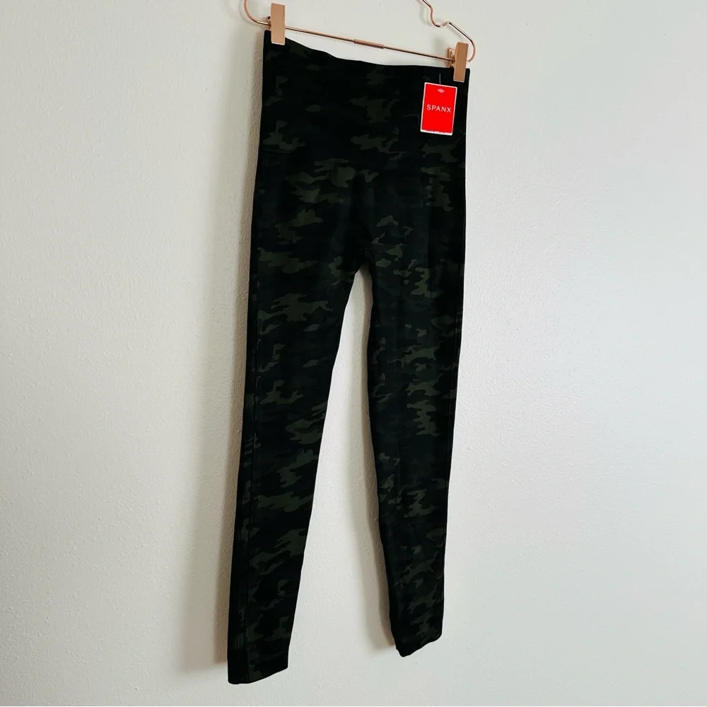 New SPANX Look At Me Now Seamless Legging in Green Camo - Picture 10 of 12